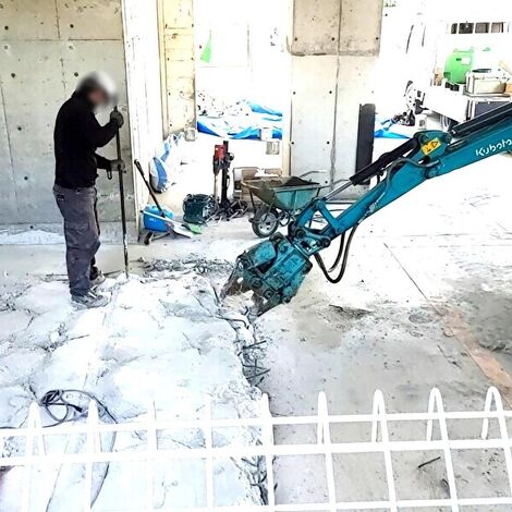 解体重機による破砕工程